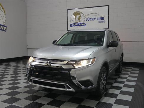 Used 2020 Mitsubishi Outlander SE image 4