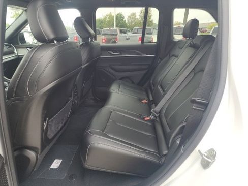 New 2025 Jeep Grand Cherokee Limited w/ Black Appearance Package image 16