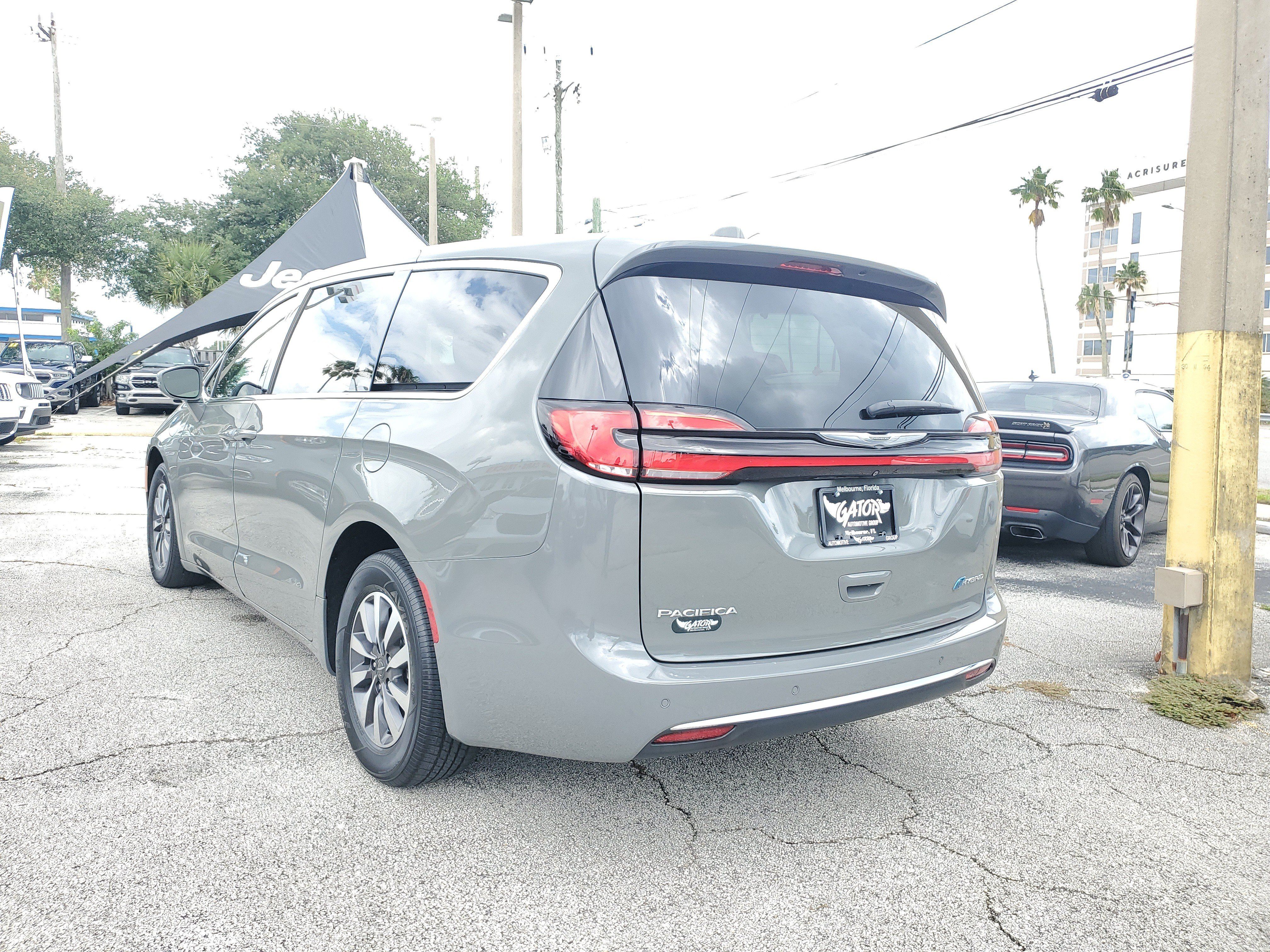 Used 2022 Chrysler Pacifica Touring-L FWD image 3