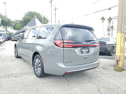 Used 2022 Chrysler Pacifica Touring-L FWD image 3