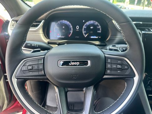 Used 2025 Jeep Grand Cherokee Altitude RWD image 12