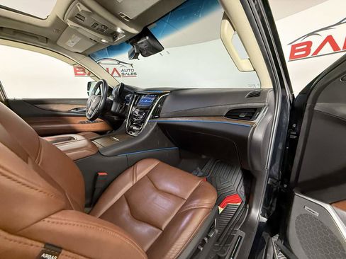 Used 2019 Cadillac Escalade Luxury image 40