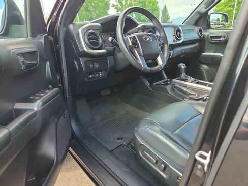 Used 2022 Toyota Tacoma Limited w/ Black Out Package (TMS) AWD/4WD image 10