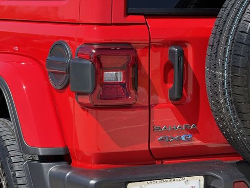Used 2025 Jeep Wrangler Unlimited Sahara w/ Safety Group AWD/4WD image 7