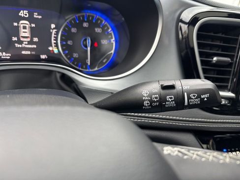 Used 2025 Chrysler Pacifica Limited image 52