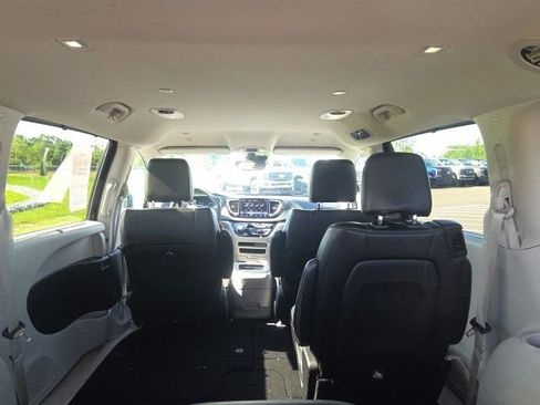 Used 2023 Chrysler Pacifica Touring-L FWD image 13