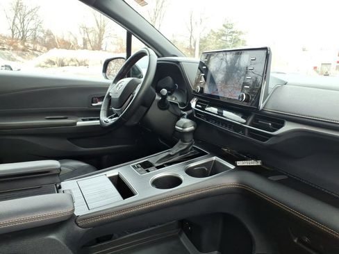 Certified 2022 Toyota Sienna XLE Woodland Edition image 30