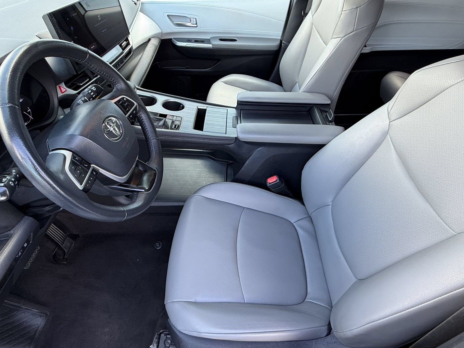 Used 2025 Toyota Sienna XLE FWD image 5
