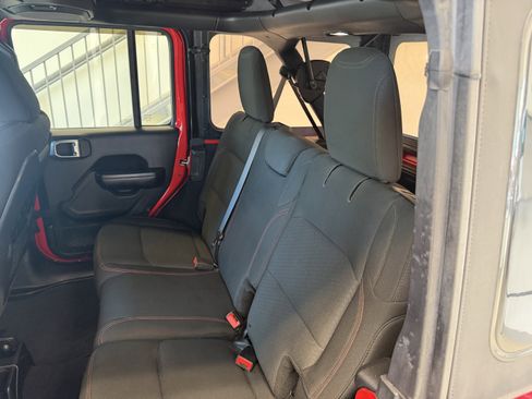 Used 2018 Jeep Wrangler Unlimited Rubicon AWD/4WD image 16