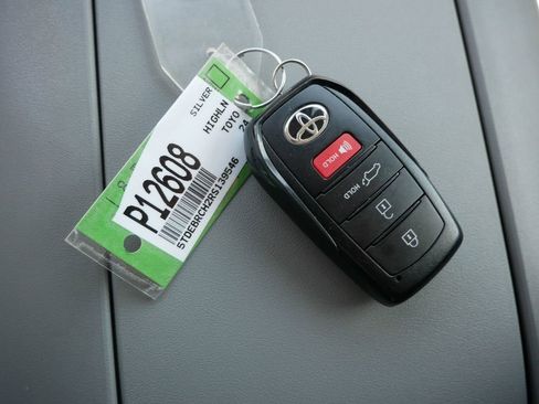 Certified 2024 Toyota Highlander Platinum AWD/4WD image 26