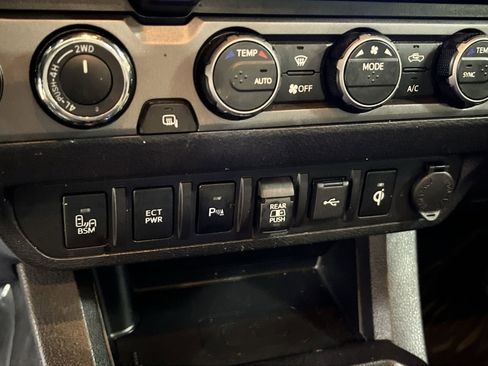 Used 2022 Toyota Tacoma TRD Sport image 31