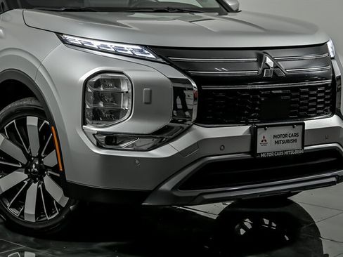 Used 2025 Mitsubishi Outlander AWD image 2
