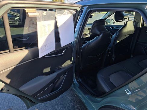 Used 2023 Kia Niro EX image 9
