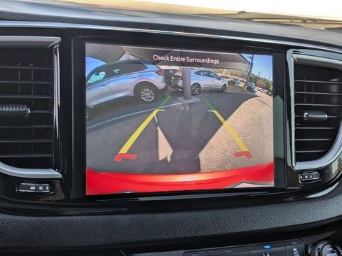 Used 2025 Chrysler Pacifica Select image 19