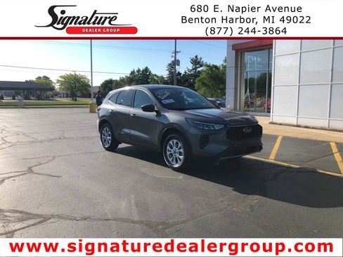 Used 2025 Ford Escape Active AWD/4WD image 1