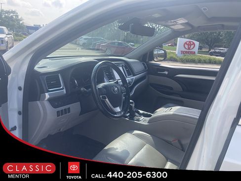 Used 2017 Toyota Highlander XLE AWD/4WD image 3