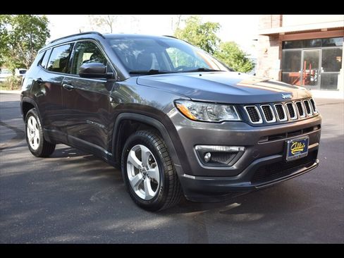 Used 2018 Jeep Compass Latitude FWD image 2