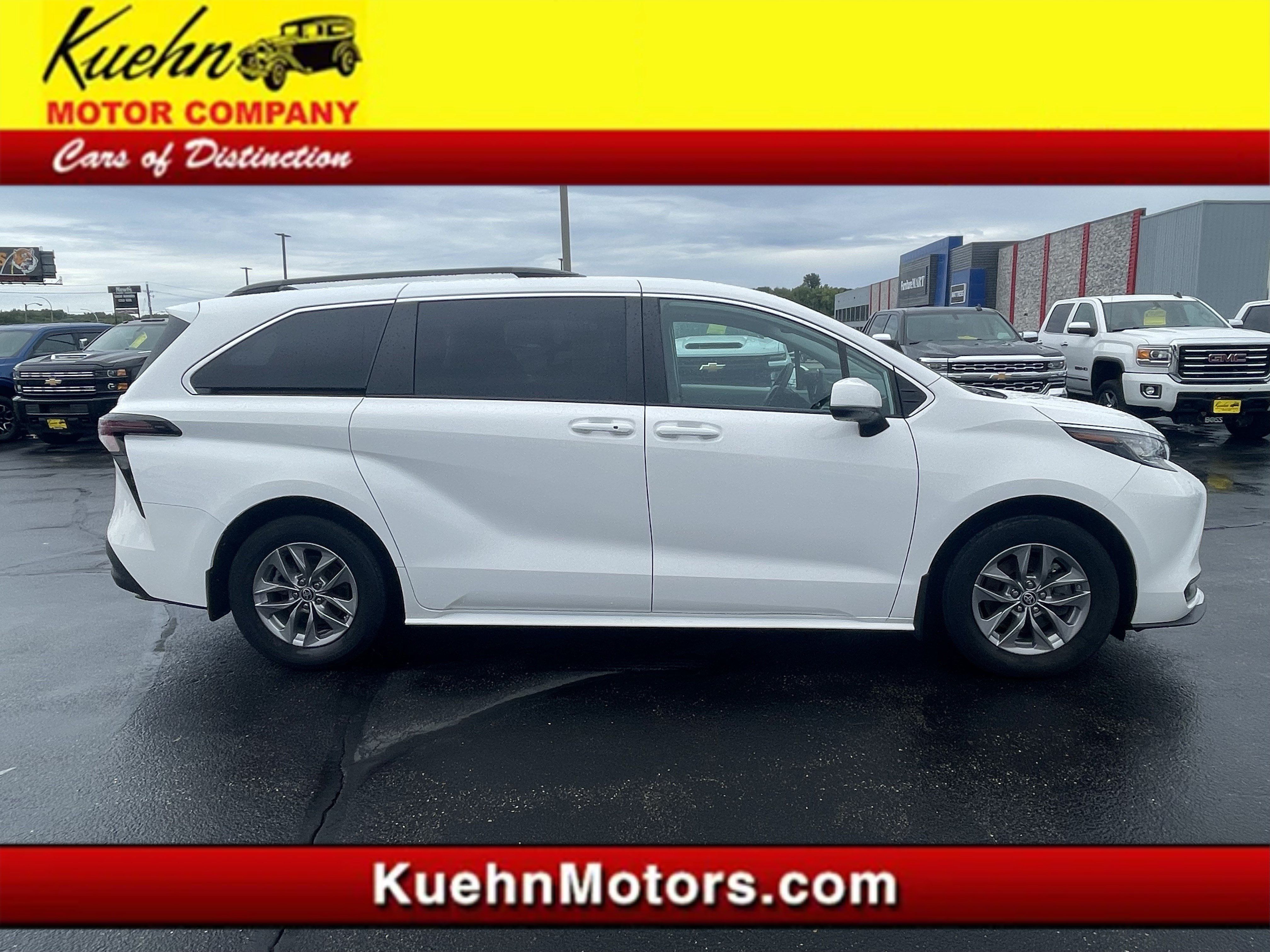 Used 2023 Toyota Sienna LE AWD/4WD image 1