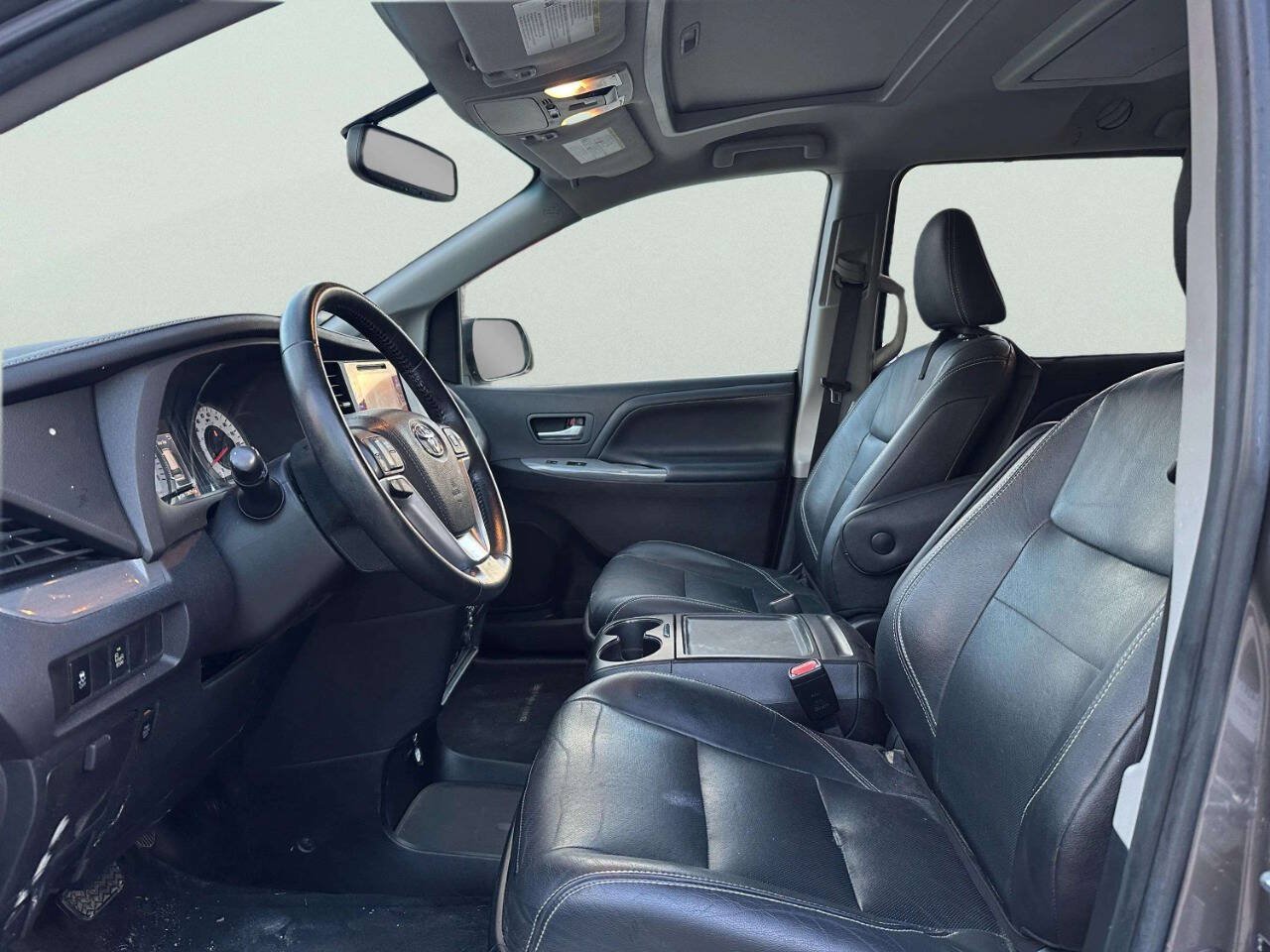 Used 2015 Toyota Sienna SE Premium FWD image 9