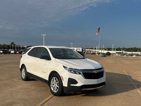 Used 2023 Chevrolet Equinox LS w/ LS Convenience Package FWD image 2