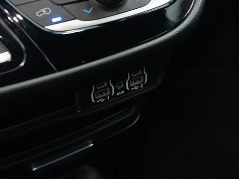 Used 2025 Chrysler Pacifica Select FWD image 8