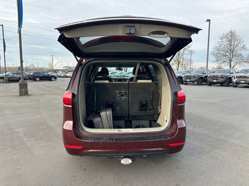Used 2017 Kia Sedona LX w/ LX Essentials Premium Package image 11