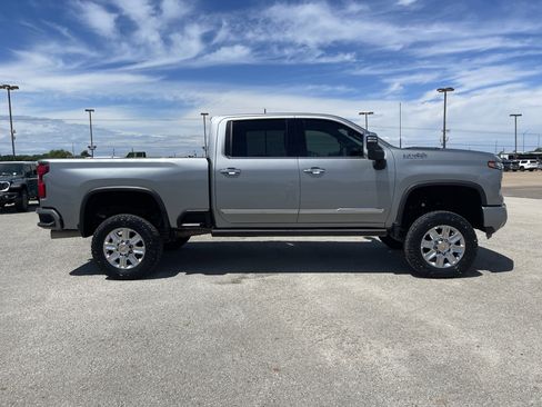 Used 2024 Chevrolet Silverado 2500 High Country w/ High Country Premium Package image 3