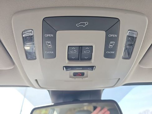 Used 2024 Toyota Sienna XLE image 32