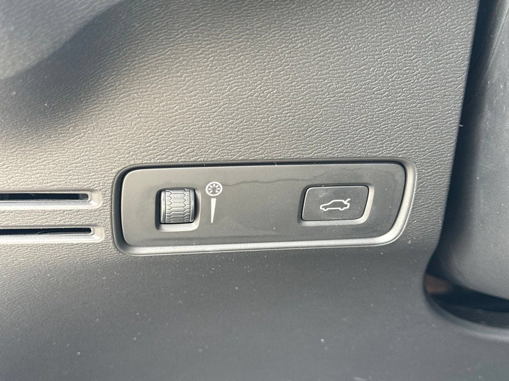 Used 2019 Volvo XC40 T4 Inscription FWD image 18