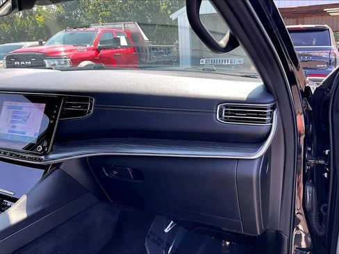 Used 2024 Jeep Wagoneer L Series II w/ Flexible Seating Group AWD/4WD image 28