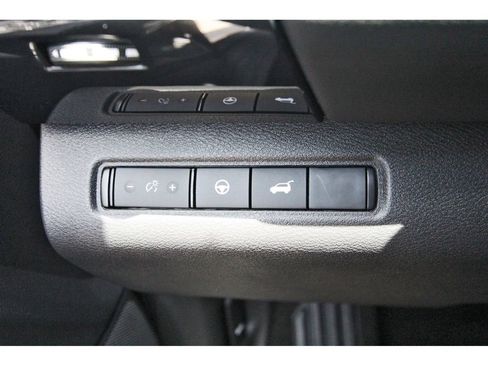 Used 2025 Nissan Pathfinder SV FWD image 22