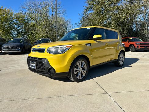 Used 2015 Kia Soul + image 1