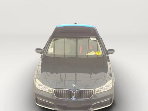 Used 2017 BMW 750i xDrive image 3