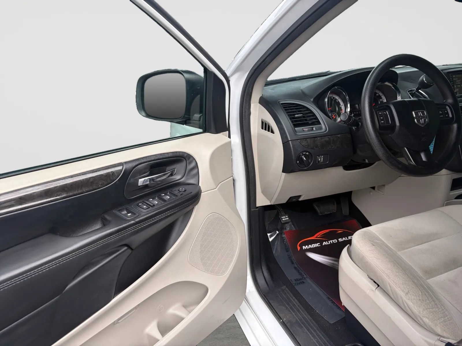 Used 2018 Dodge Grand Caravan SE w/ UConnect Hands-Free Group FWD image 11
