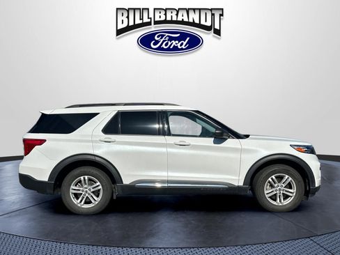 Used 2023 Ford Explorer XLT AWD/4WD image 2