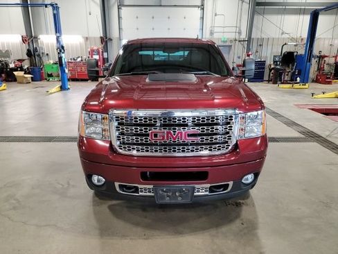 Used 2014 GMC Sierra 2500 Denali w/ Suspension Package, Off-Road AWD/4WD image 2