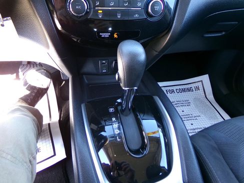 Used 2015 Nissan Rogue S AWD/4WD image 17