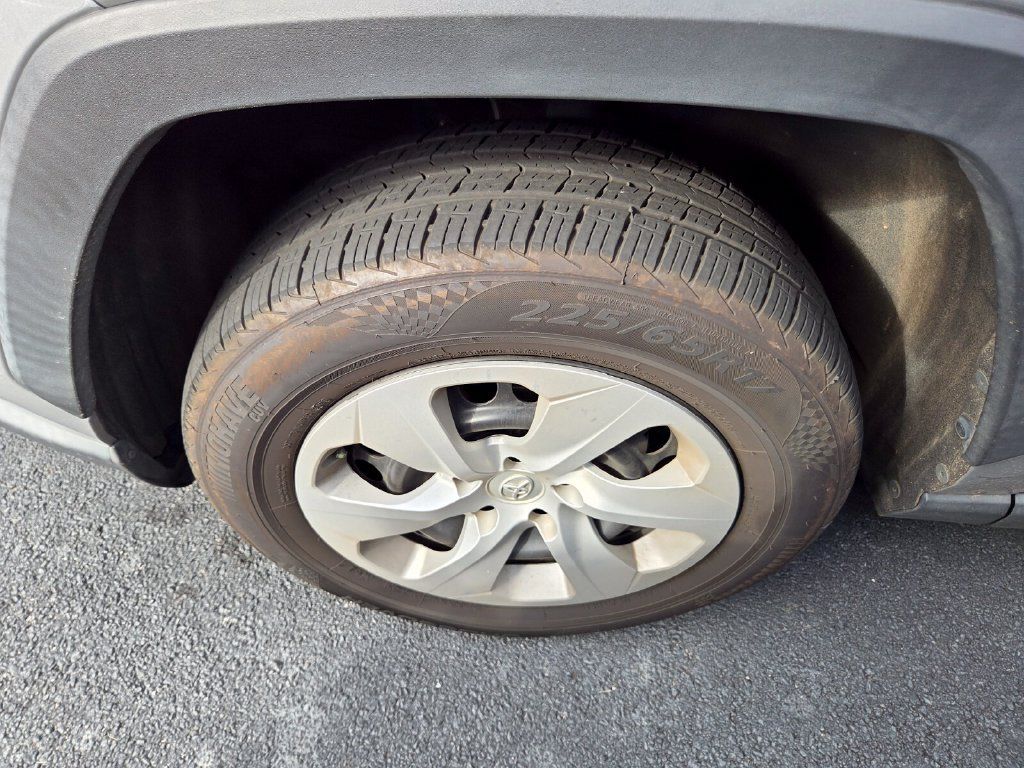 Used 2022 Toyota RAV4 LE FWD image 4