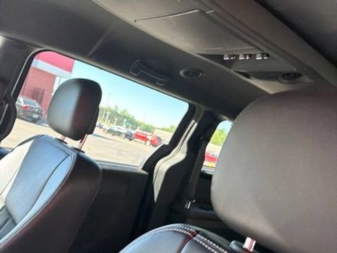 Used 2017 Dodge Grand Caravan SXT w/ Driver Convenience Group FWD image 14