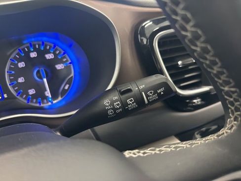 Used 2023 Chrysler Voyager LX image 39