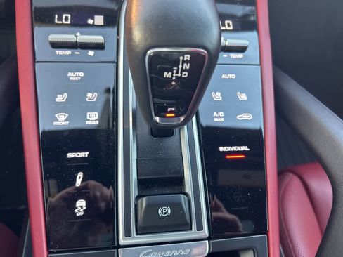 Used 2023 Porsche Cayenne Platinum Edition image 39