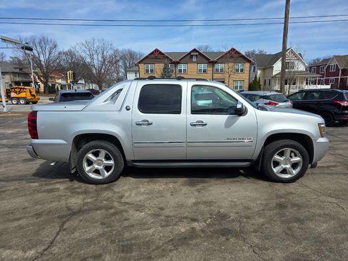 Used 2013 Chevrolet Avalanche LTZ image 2