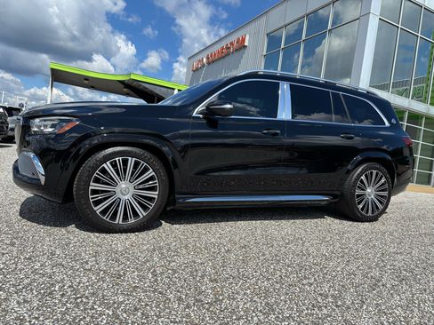 Used 2023 Mercedes-Benz Maybach GLS 600 4MATIC image 2