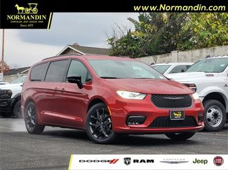 New 2026 Chrysler Pacifica Select w/ S Appearance Package video 1
