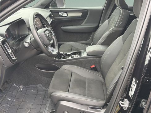 Used 2025 Volvo XC40 B5 Plus image 17