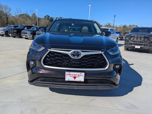 Used 2022 Toyota Highlander XLE FWD image 2