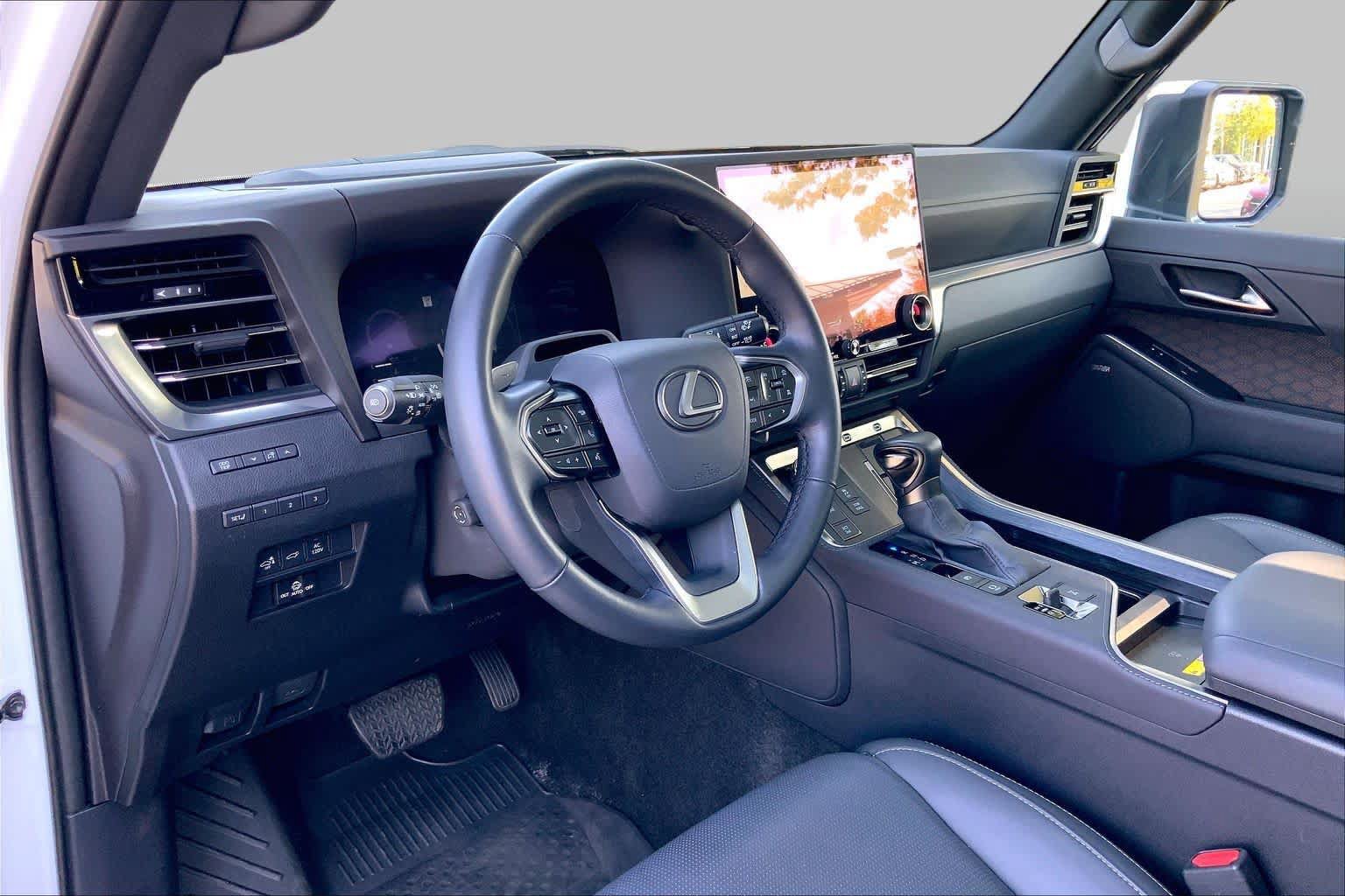 Used 2025 Lexus GX 550 w/ Accessory Package (2T) AWD/4WD image 18