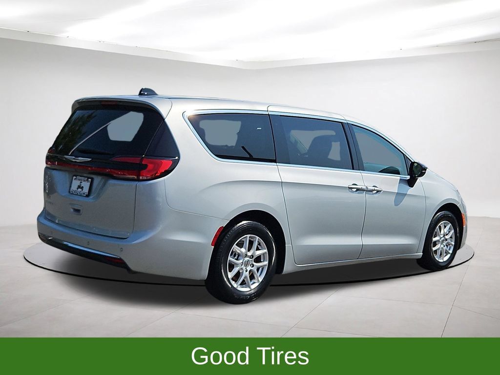 Used 2024 Chrysler Pacifica Touring-L FWD image 7