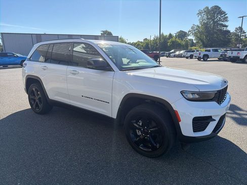 Used 2023 Jeep Grand Cherokee Altitude AWD/4WD image 9