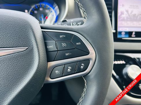 Used 2024 Chrysler Pacifica Touring-L image 6